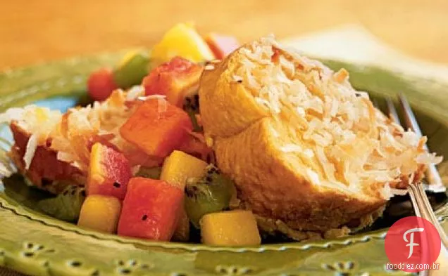 Torrada francesa de coco assada com compota de frutas tropicais