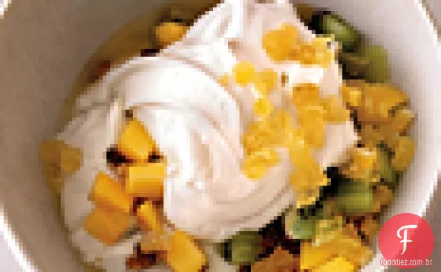 Iogurte com Granola, frutas tropicais e gengibre cristalizado