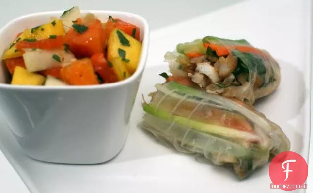Rolinhos primavera Chile amarelo e salada de frutas tropicais