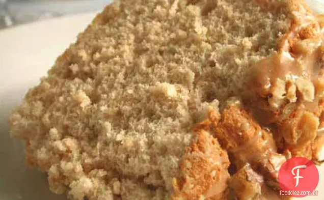 Bolo de anjo de açúcar mascavo de bordo com nozes