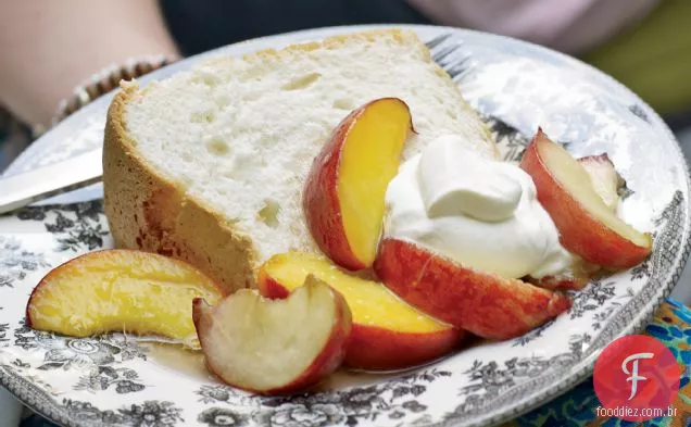 Bolo de comida de anjo da bisavó Pearl com pêssegos