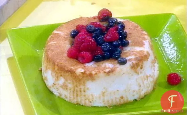 Bolo de comida de anjo com bagas e chantilly