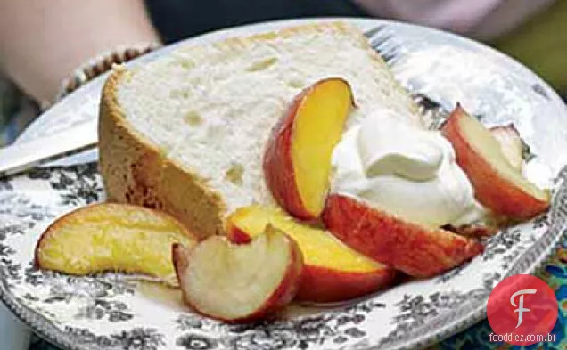 Bolo de comida de anjo da bisavó Pearl com pêssegos