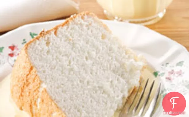 Bolo de comida de anjo da mamãe com Bourbon Creme Anglaise
