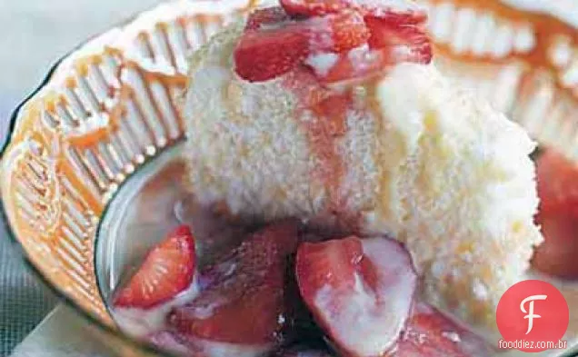 Bolo de comida de anjo de amêndoa com Crème Anglaise e morangos macerados