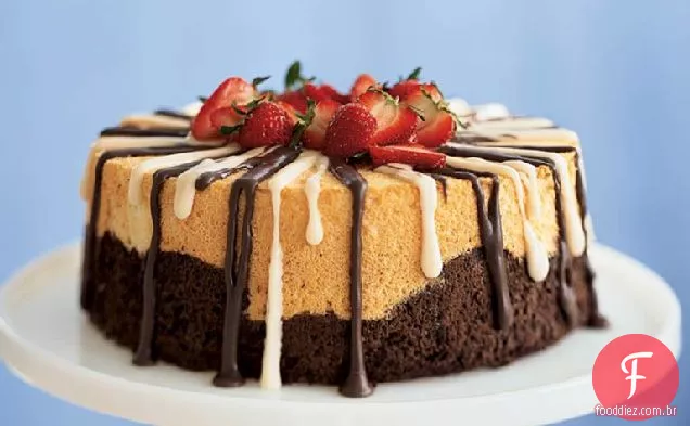 Bolo de comida de anjo preto e branco