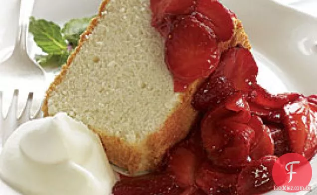 Bolo De Comida De Anjo Com Morangos E Chantilly