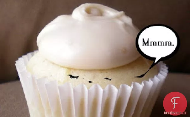 Cupcakes De Comida De Anjo Montanhoso Com Cobertura De Manteiga Queimada E Um H