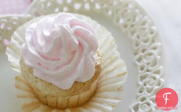 Cupcakes Doces Do Alimento Do Anjo Da Luz Com Gelo Do Merengue
