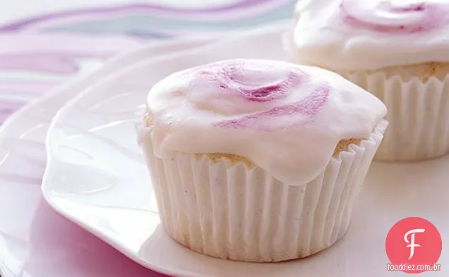 Cupcakes de comida de anjo com redemoinho de framboesa