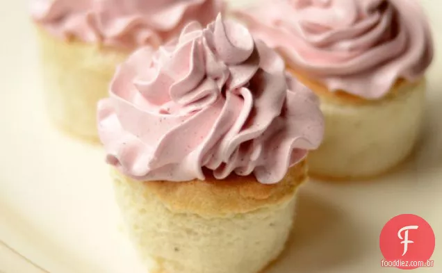 Cupcakes Arejados Do Alimento Do Anjo Com Gelo Naturalmente Cor-De-Rosa