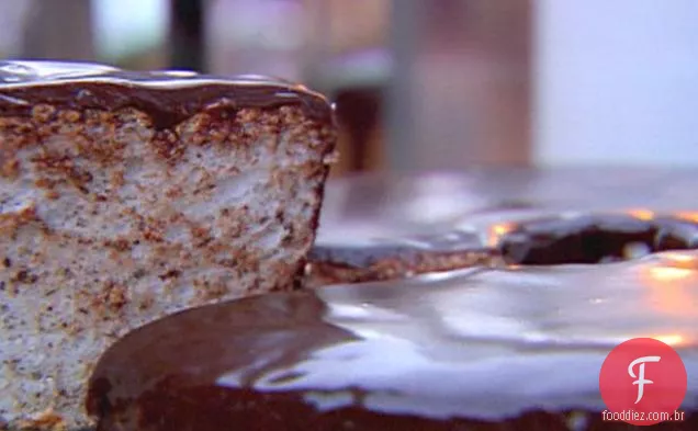 Bolo de comida de anjo preto e branco