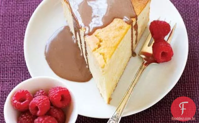 Molho de Creme de Chocolate com bolo e framboesas