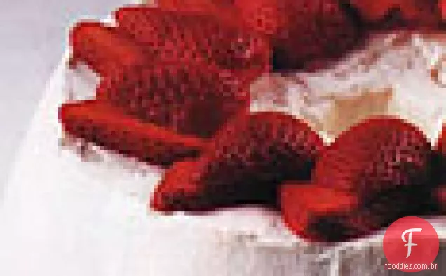 Torta de noz-pecã com morangos e creme
