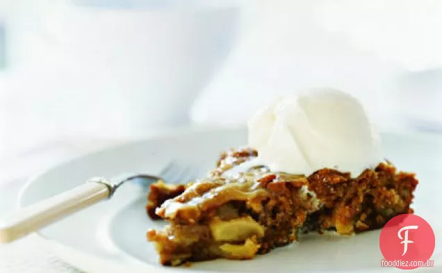 Bolo de maçã com esmalte caramelo