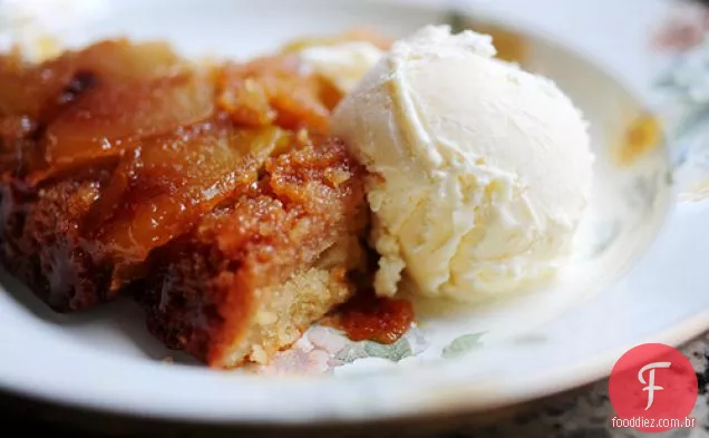 Bolo De Maçã Em Uma Frigideira De Ferro