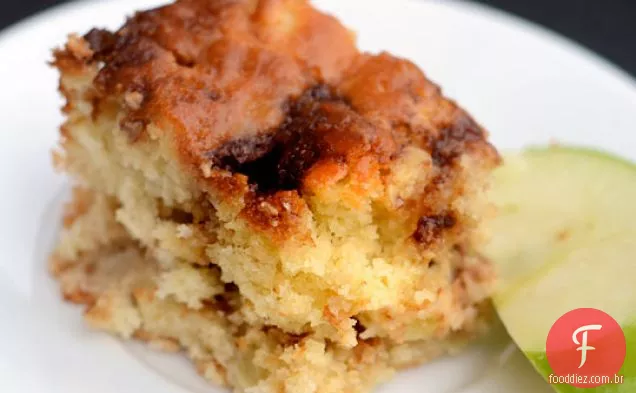 Bolo De Iogurte de maçã com uma raia de canela e açúcar