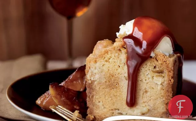 Bolo de maçã com crosta de caramelo
