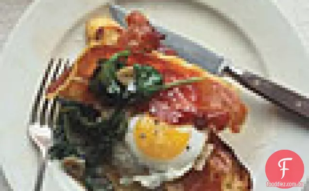 Prosciutto, ovo frito e parmesão no pão do campo