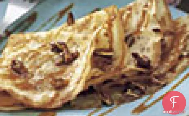 Crepes com molho de caramelo e nozes torradas