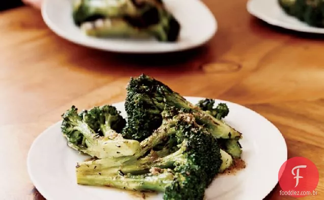 Brócolis grelhado com molho de anchova