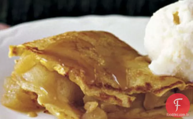 Crepes recheados com maçã com molho de caramelo