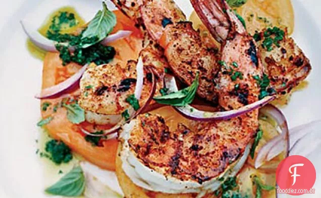 Camarão temperado grelhado com salada de tomate