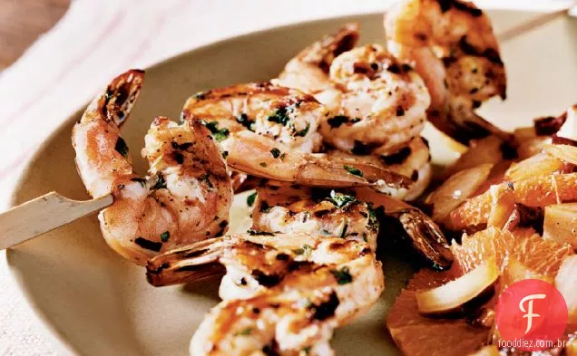 Camarão marinado cítrico com salada de cebola e laranja grelhada
