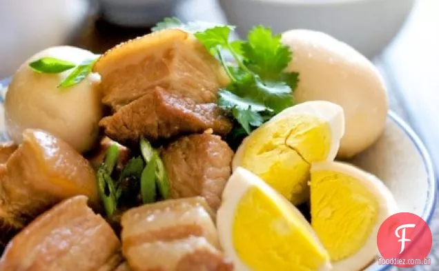Carne De Porco Refogada Vietnamita E Ovos Em Receita De Caramelo-Thit Heo Kho