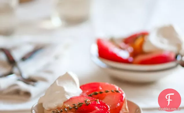 Pluots escalfados (ou ameixas) com Riesling servido com molho de caramelo