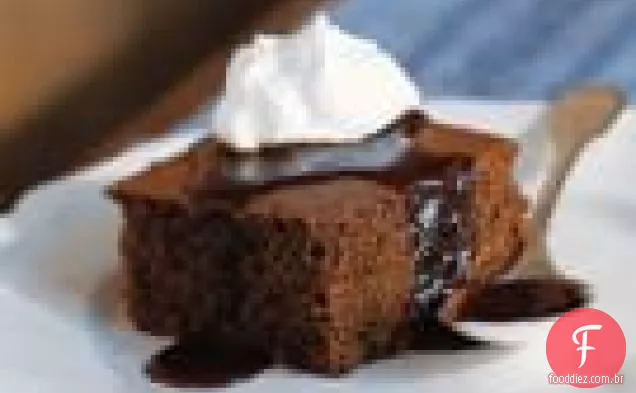 Bolo De Gengibre Com Molho De Caramelo Quente