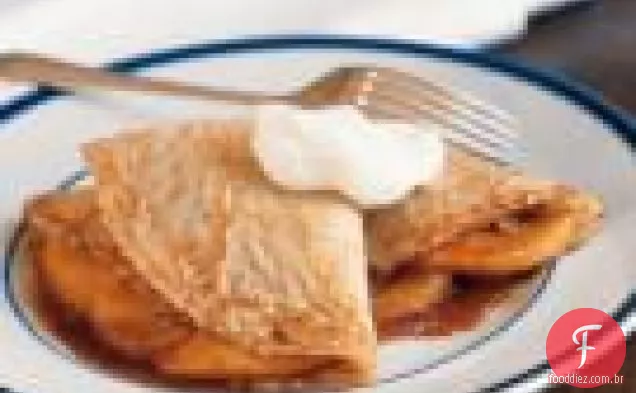 Crepes Com Maçãs Salteadas E Molho De Caramelo