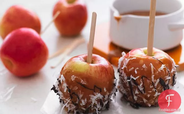 Maçãs de caramelo com coco e chuvisco de Chocolate