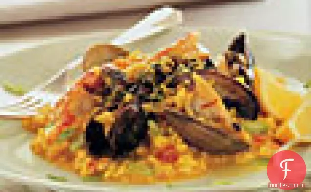 Mexilhões, amêijoas e camarão com risoto de açafrão e Sabor De Azeitona Verde
