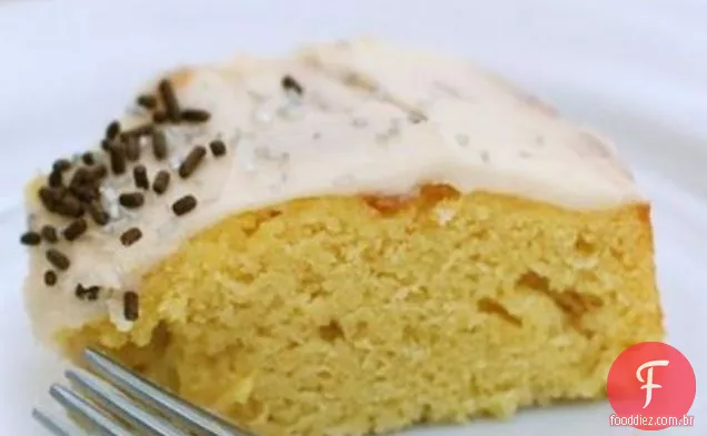 Bolo De Aniversário De Baunilha Com Cobertura De Feijão De Baunilha