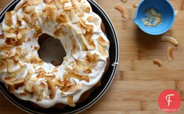 Bolo Bundt De Feijão Branco Com Glacê De Merengue Fofo