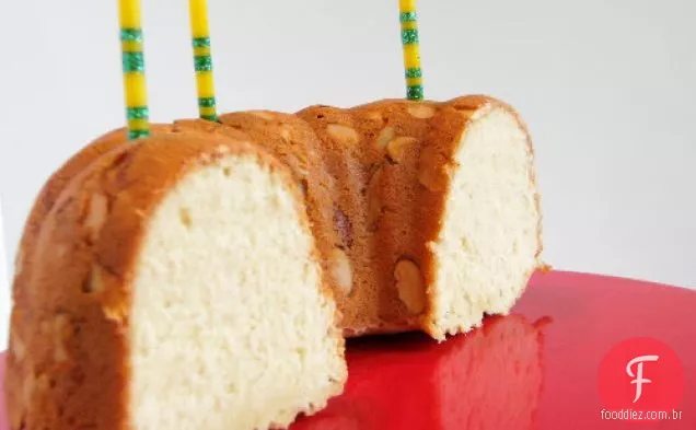 Bolo de manteiga com crosta de amêndoa