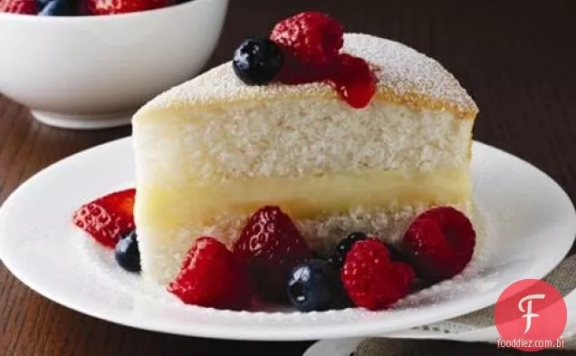 Bolo Branco Com Bagas E Creme