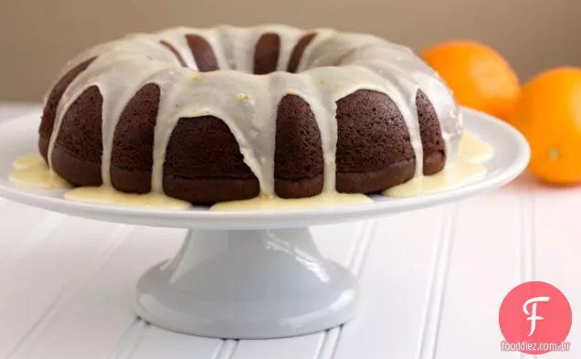 Bolo Bundt de chocolate com vidro laranja