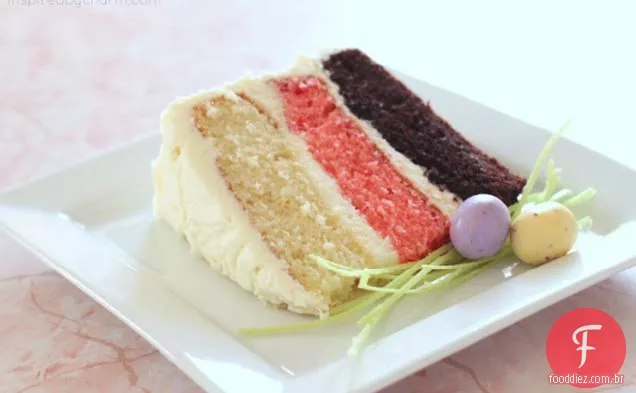 Um Bolo De Aniversário Napolitano Com Tema De Primavera