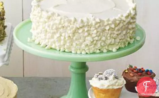 Bolo Amarelo Com Cobertura De Baunilha E Lascas De Chocolate Branco