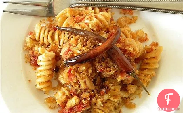 Macarrão Com Pimentão Frito E Migalhas De Pão