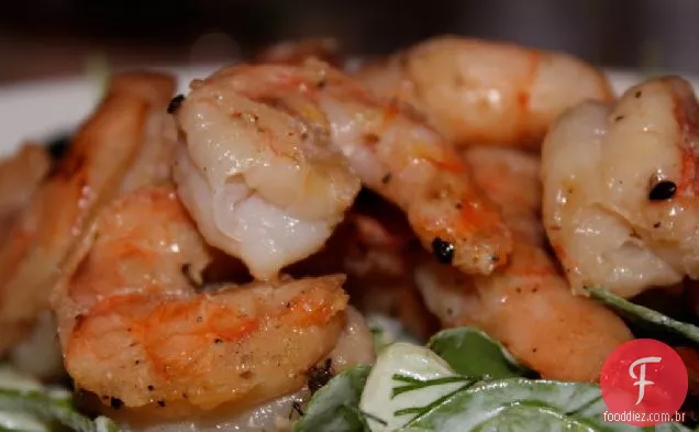 Supers Simples: camarão grelhado com espinafre, pepino e salada de iogurte