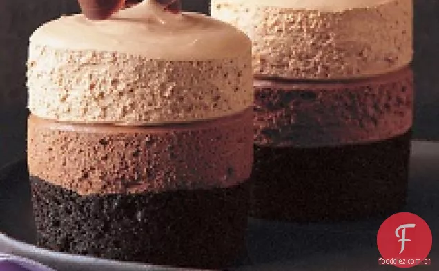 Bolo de mousse de chocolate triplo