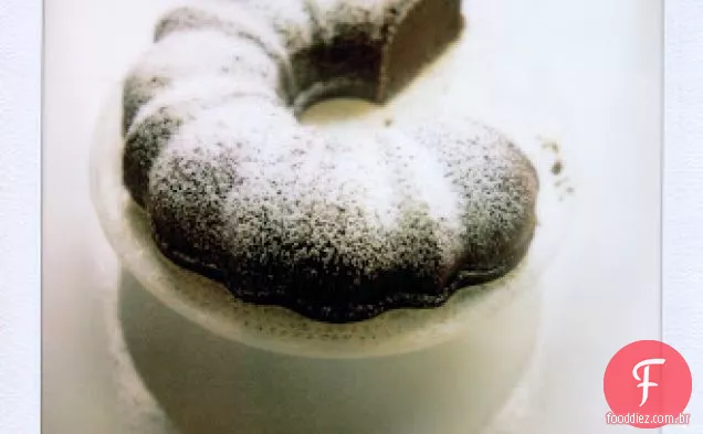 Bolo Bundt de chocolate escuro embebido em uísque