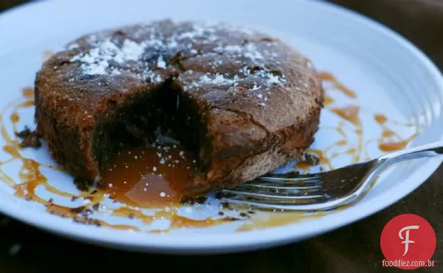 Bolo De Chocolate Derretido Com Recheio De Caramelo