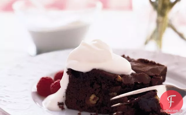 Bolo de Chocolate com castanha de caju, bagas e chantilly