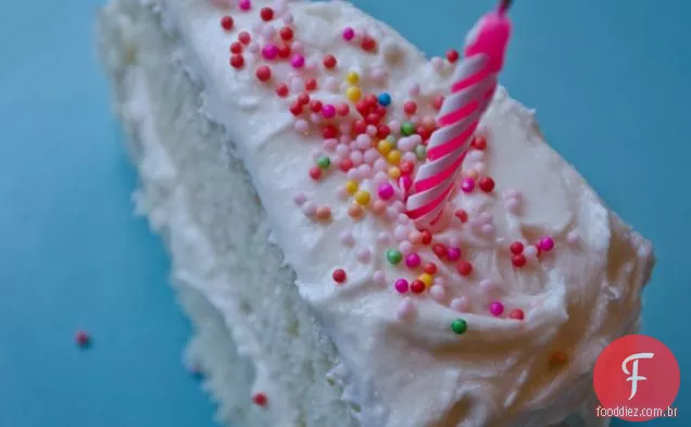 Bolo de aniversário de baunilha com creme de manteiga de baunilha à moda antiga