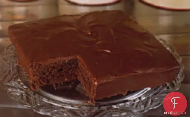 Bolo de Chocolate preto da tia Sabella com cobertura de Fudge