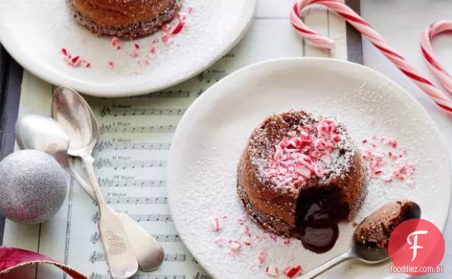 Bolo de Chocolate derretido com bastões de doces esmagados